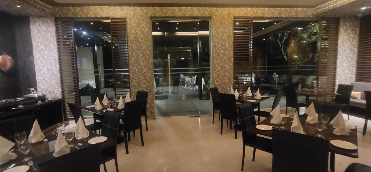 Udman Hotel Panchshila Park Nueva Delhi Exterior foto