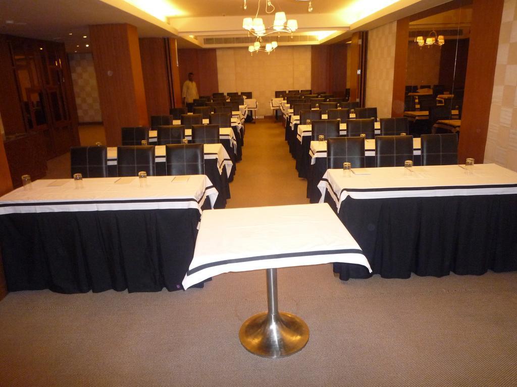 Udman Hotel Panchshila Park Nueva Delhi Exterior foto