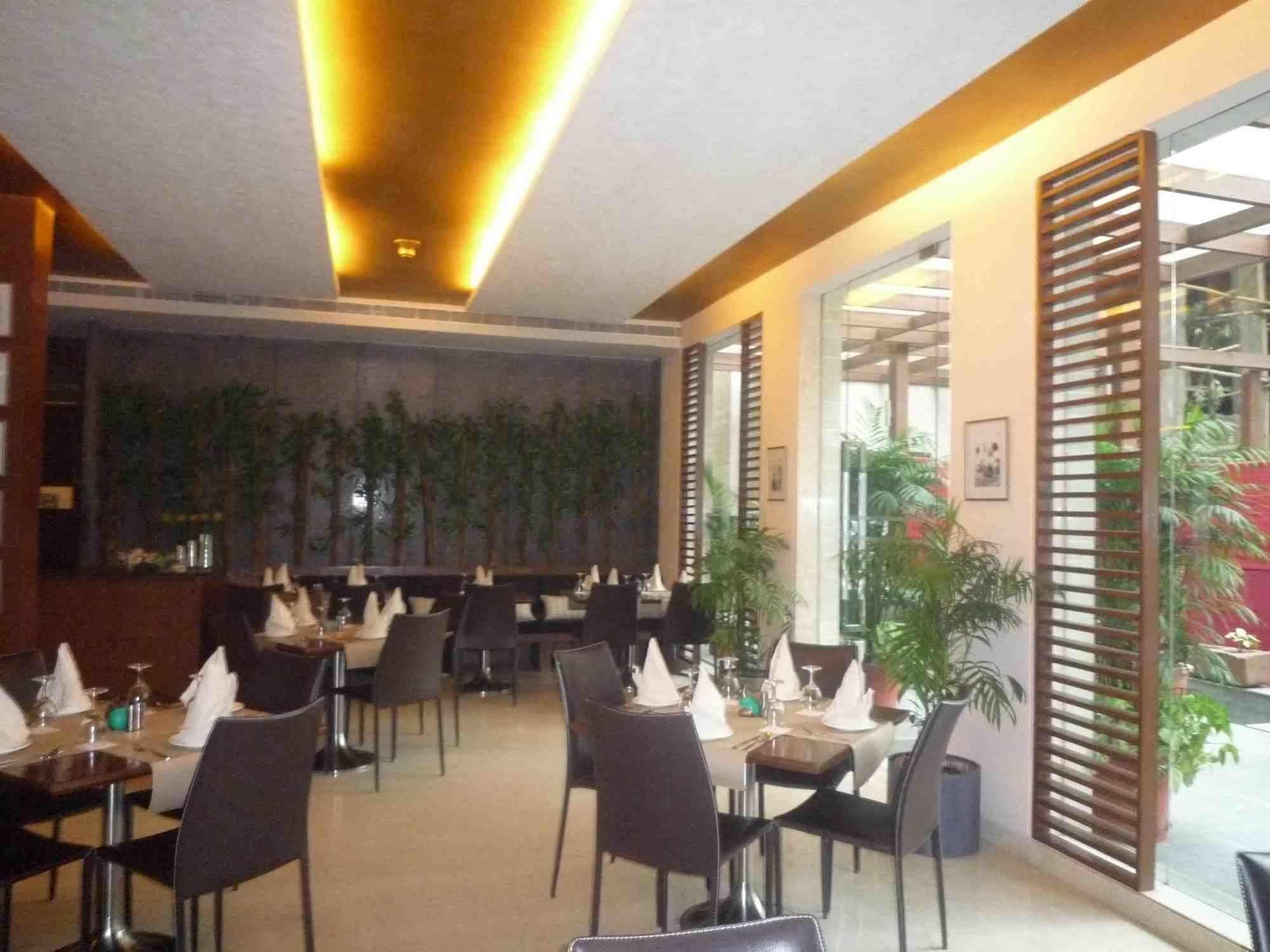Udman Hotel Panchshila Park Nueva Delhi Exterior foto
