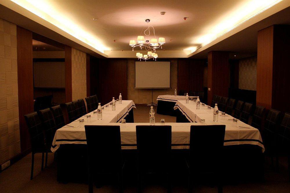 Udman Hotel Panchshila Park Nueva Delhi Exterior foto